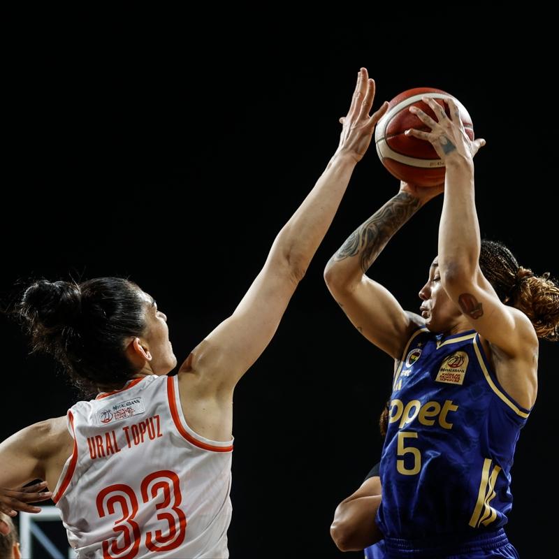 Fenerbah�e Opet, �BK Mersin'i farkl� ge�erek finalde