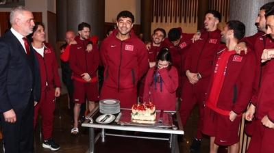 A Milli Takım'da Ozan Kabak'ın doğum günü kutlandı