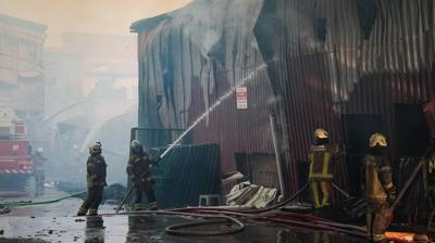 �zmir'de at�lye ve depolarda ��kan yang�n kontrol alt�nda