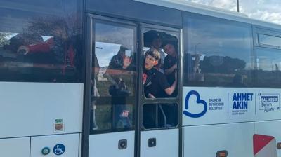 Taraftarlar� ta��yan otob�se ta�l� sald�r�