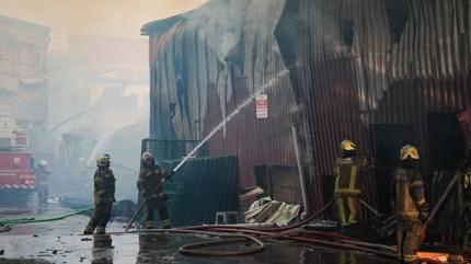 �zmir'de at�lye ve depolarda ��kan yang�n kontrol alt�nda