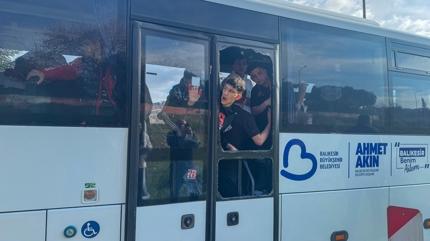 Taraftarlar� ta��yan otob�se ta�l� sald�r�