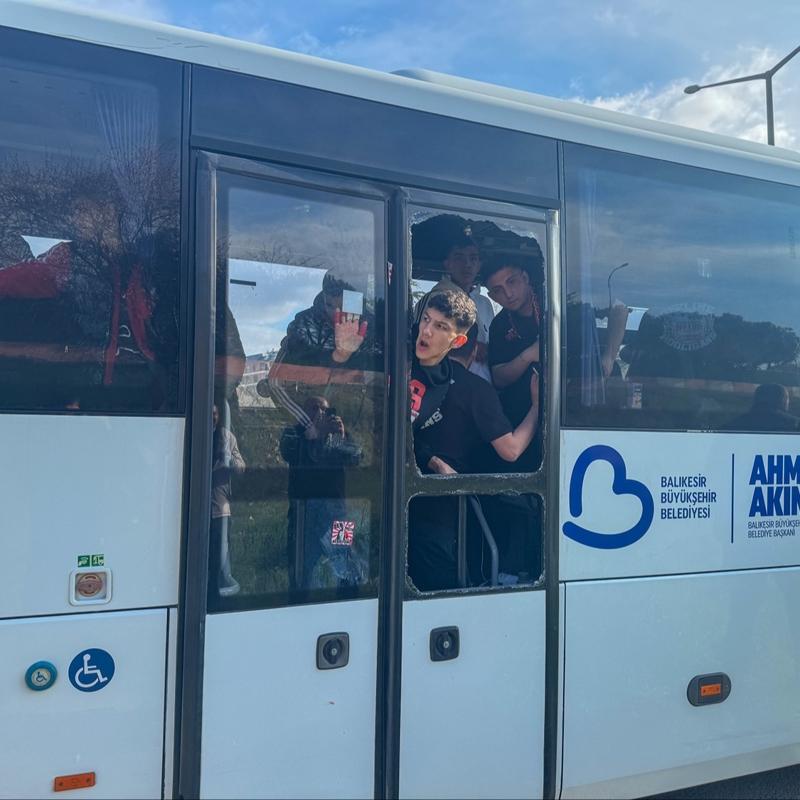 Taraftarlar� ta��yan otob�se ta�l� sald�r�