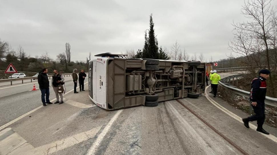 Yalova'da servis midibüsü devrildi: 1 kişi öldü, 20 kişi yaralı
