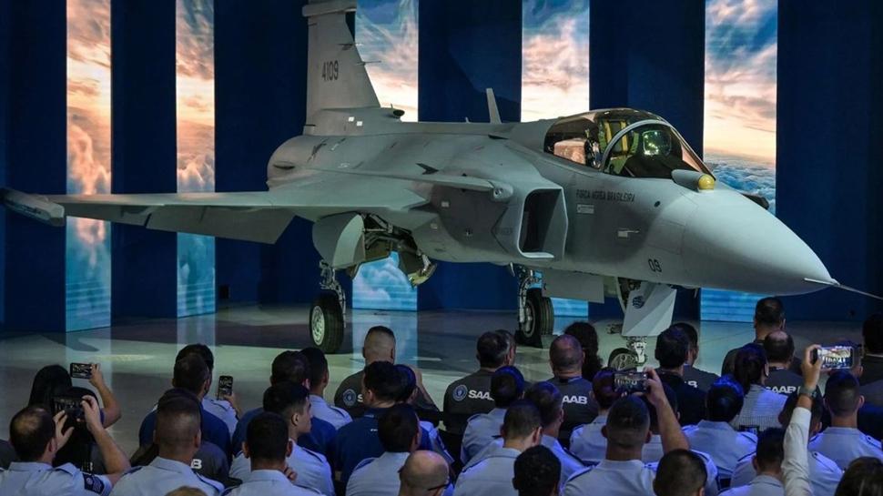 F-39E Gripen sahneye ��kt�: Bu tarihi bir ba�ar�