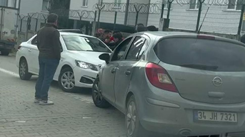 İstanbul'da yol verme kavgası! Kadınlar saç baş birbirine girdi