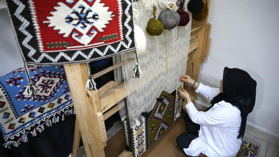 Sar�z kilimini ya�atmak i�in 38 y�ld�r tezg�h ba��nda