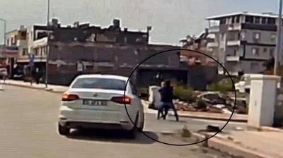 Bu kadar�na pes art�k! Yolda y�r�yen kad�n�n kolyesini �ald�