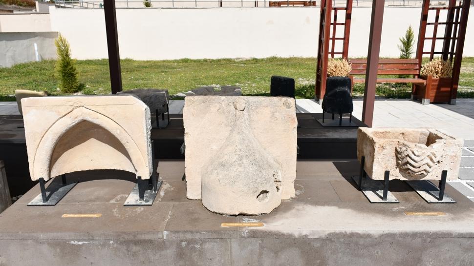 Tarihi Hasankeyf'te 147 eser görücüye çıktı