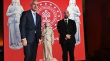 Bakan Ersoy, ''Melek heykeli''ni teslim etti