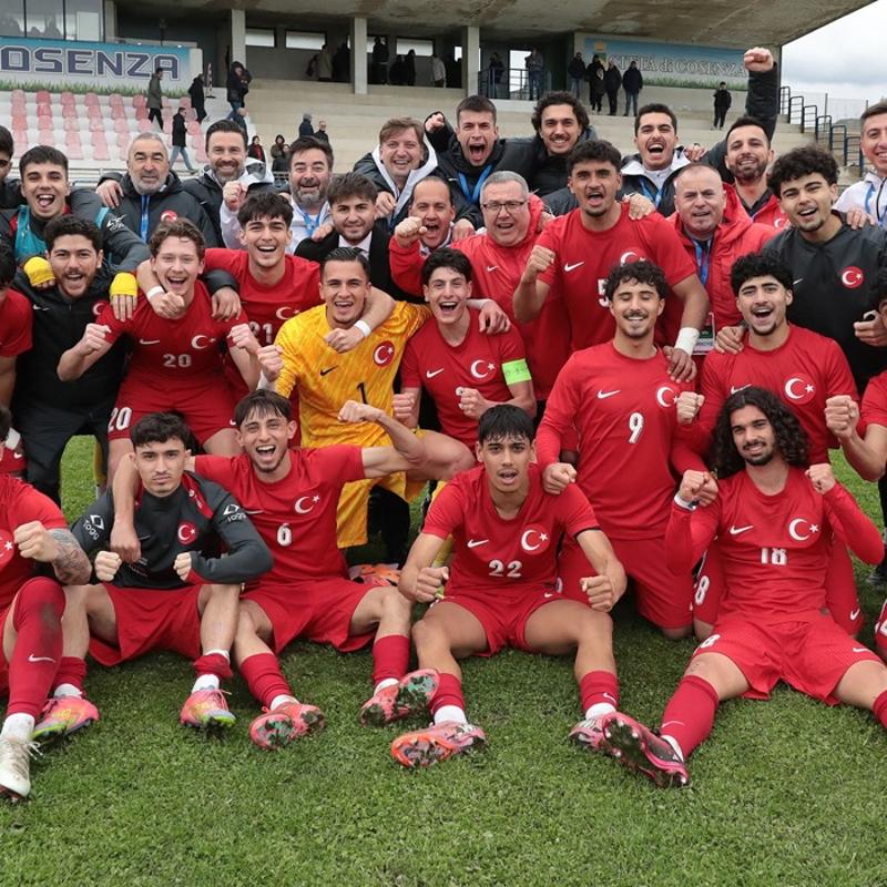 Gen� milliler, Macaristan engelini 3 golle ge�ti