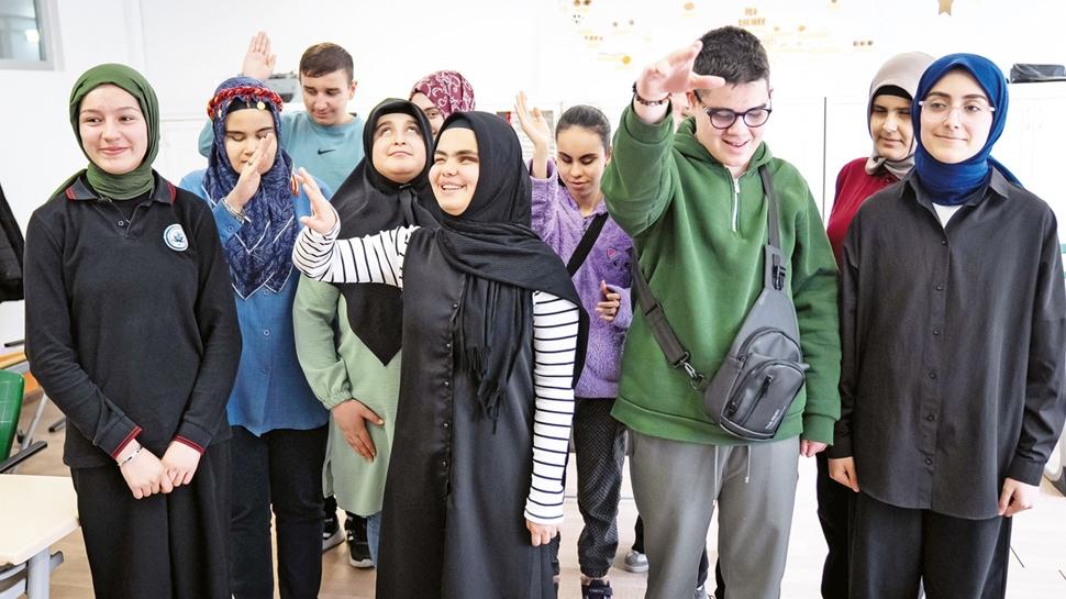 Liselilerden Engelsiz destek... Öğrenciler sesleriyle YKS'ye hazırlıyor