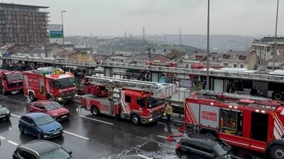 Faciadan d�n�ld�! Dura�a yana�an metrob�s alev ald�