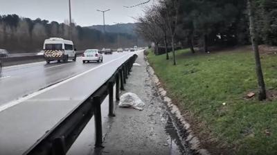 Vicdans�zl���n bu kadar�... Bebek yol kenar�nda �l� bulundu