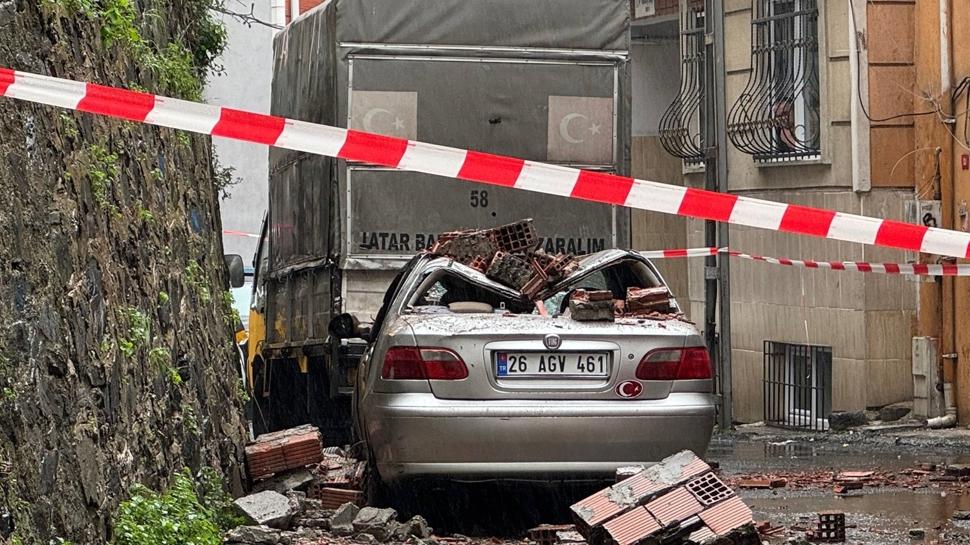 Bahçe duvarı yıkıldı: Park halindeki araçlar altında kaldı