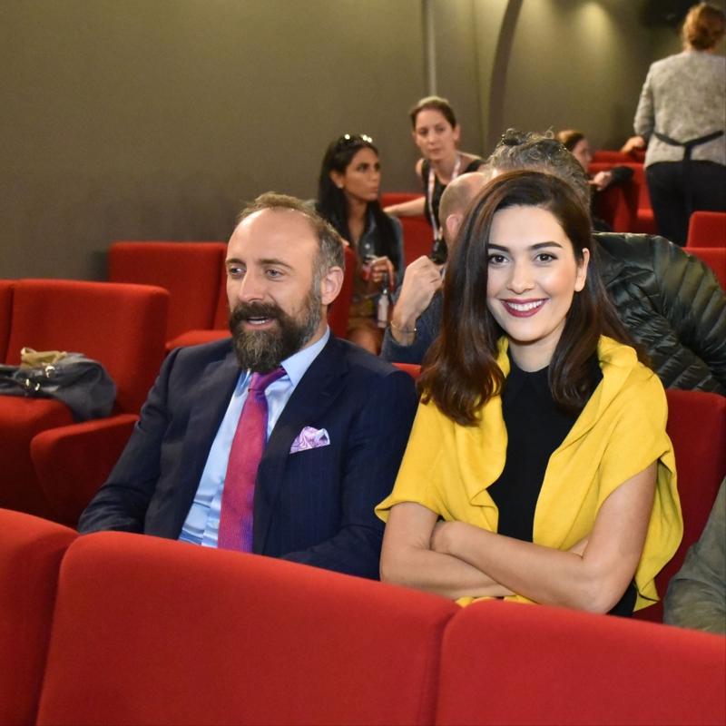 Berg�zar Korel isyan etti: ��nl�y�m diye tiyatro yapmaya hakk�m yok mu?�