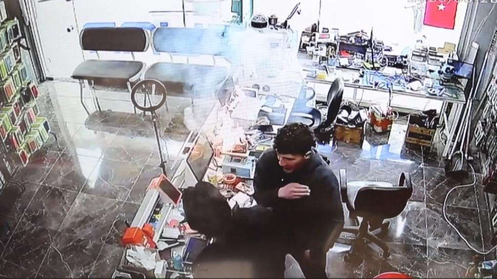 Cep telefonu bomba gibi patladı: O anlar kamerada