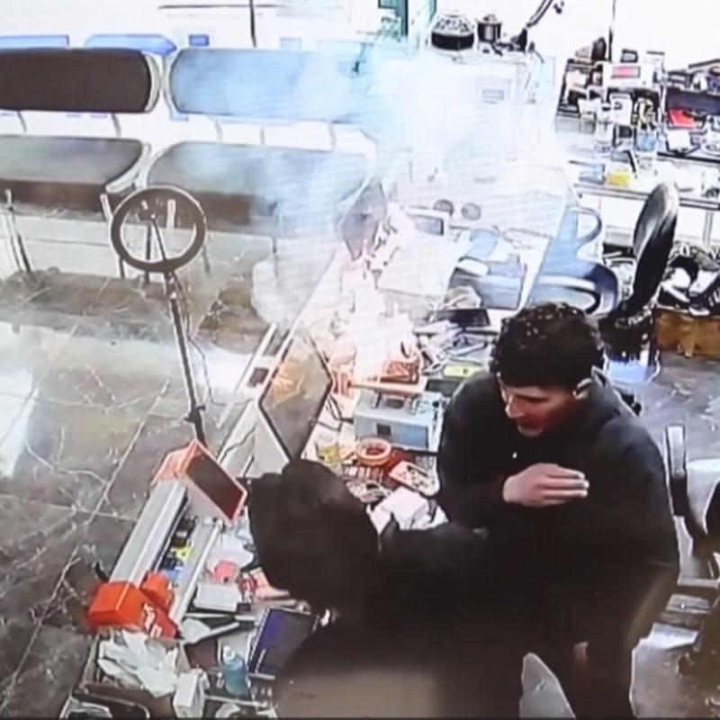 Cep telefonu bomba gibi patlad�: O anlar kamerada