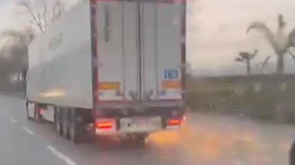 Direği devirdi, lastiği patladı: TIR olay yerinden kaçtı