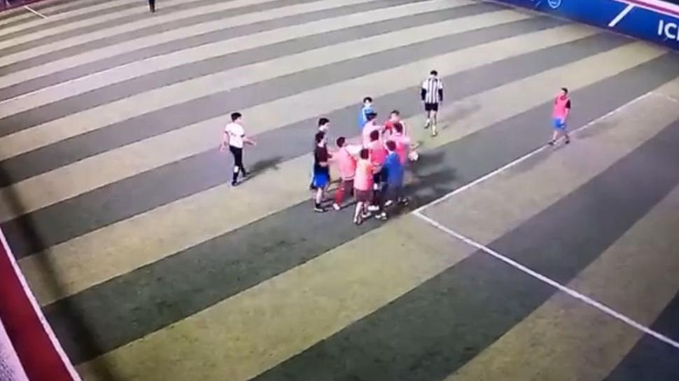 Halı saha maçında yumruklar konuştu