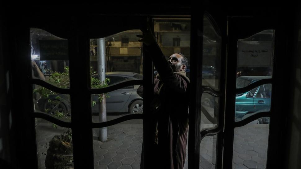 Mısır tasarrufa gitti: Dükkanlar erken kapandı, sokaklar karanlığa büründü