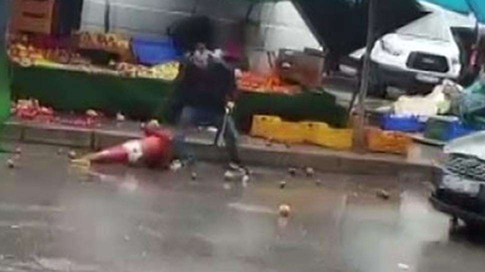 Öfkeli manav deliye döndü: Meyveler ve sebzeler yola saçıldı