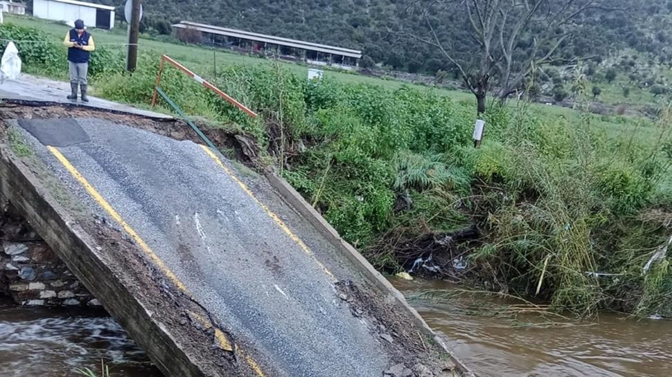 Şiddetli yağış köprüyü çökertti: Alternatif yollardan ulaşım sağlanıyor