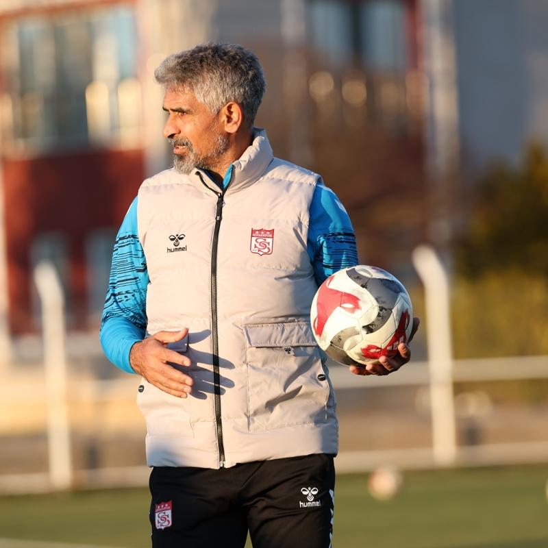 Sivasspor Teknik Direkt�r� �smet Ta�demir: Play-off'a girebiliriz