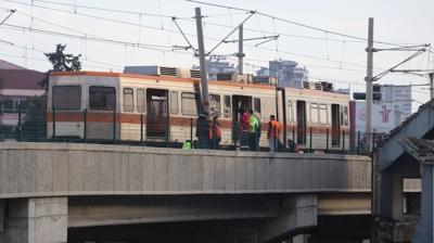 Adana metrosunda kaza... Bir vagon raydan ��kt�