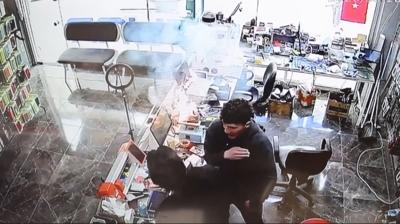 Cep telefonu bomba gibi patlad�: O anlar kamerada