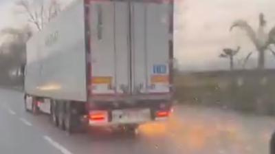 Dire�i devirdi, lasti�i patlad�: TIR olay yerinden ka�t�