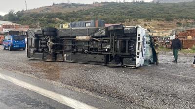 Futbolcular� ta��yan midib�s devrildi: 4 sporcu yaraland�