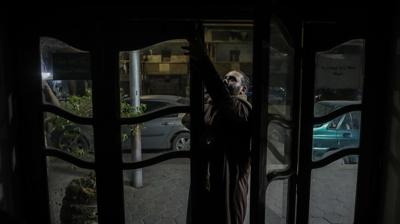 M�s�r tasarrufa gitti: D�kkanlar erken kapand�, sokaklar karanl��a b�r�nd�