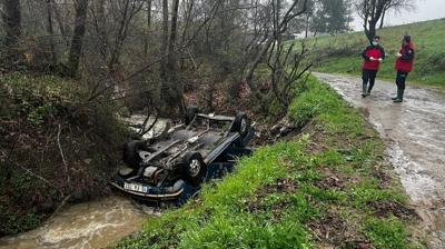 Otomobil dereye devrildi: 50 metre yak�n�nda erkek cesedi bulundu