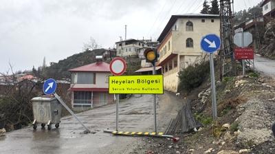 Sa�anak ya���, heyelan getirdi: Yol yar�ld�, evler zarar g�rd�