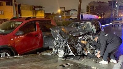 Yard�m etmek i�in durdu, arac� tuzla buz oldu: Zincirleme kazada yaral�lar var