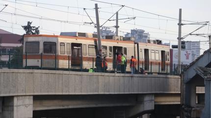 Adana metrosunda kaza... Bir vagon raydan ��kt�