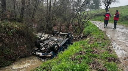 Otomobil dereye devrildi: 50 metre yak�n�nda erkek cesedi bulundu