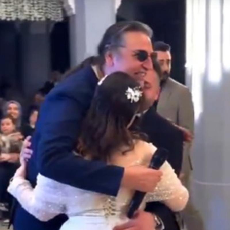 �elik'ten �rnek davran��! 'Kimsemiz yok' diyen �iftin d���n�nde tak� tak�p �ark� s�yledi