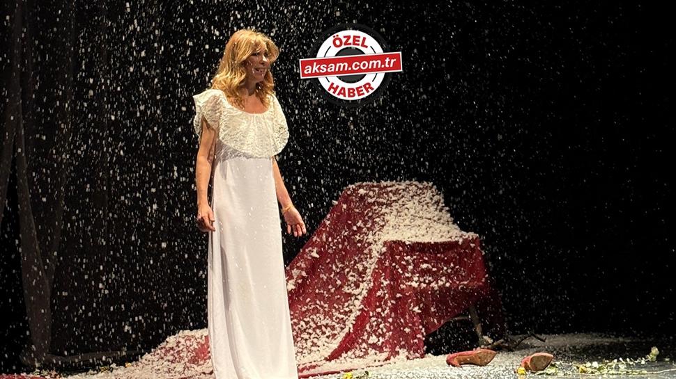 İnci Türkay 'Liste' oyunuyla İstanbul prömiyerini gerçekleştirdi!