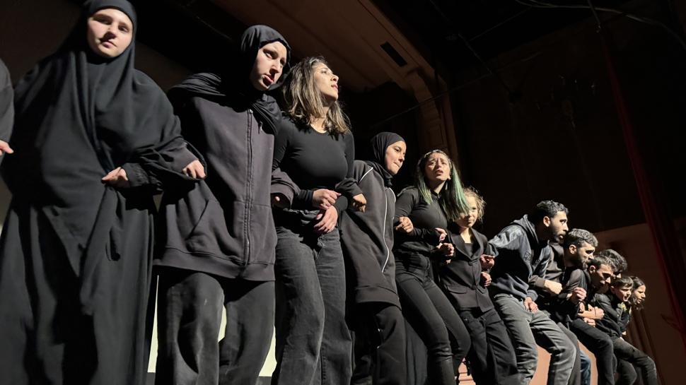 �srail sald�r�lar� y�z�nden Beyrut'taki L�bnan Ulusal Tiyatrosu'na s���nan L�bnanl�lar ya�ad�klar� dram� oyunla�t�rd�