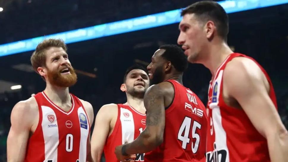 Olaylı Atina derbisinde Olympiakos, Panathinaikos'u devirdi