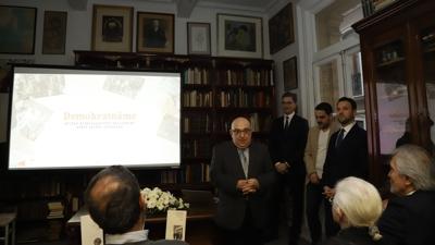 Efemeralar�n izinde bir d�nem: Demokratn�me okurla bulu�tu