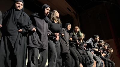 �srail sald�r�lar� y�z�nden Beyrut'taki L�bnan Ulusal Tiyatrosu'na s���nan L�bnanl�lar ya�ad�klar� dram� oyunla�t�rd�