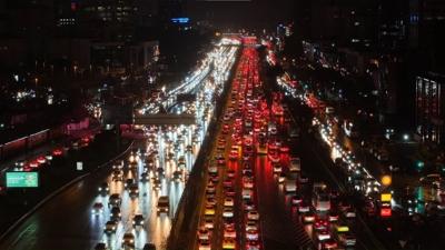 �stanbul'da ya��� ve mesai ��k��� birle�ti: Trafik durma noktas�na geldi