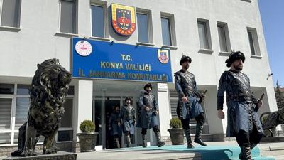 Sel�uklu sultanlar�n�n t�rbesinde jandarmadan sayg� n�beti