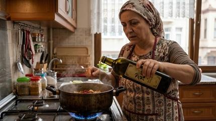 Zeytinya��na sak�n bunu yapmay�n: Faydas� bir anda zehre d�n���yor!