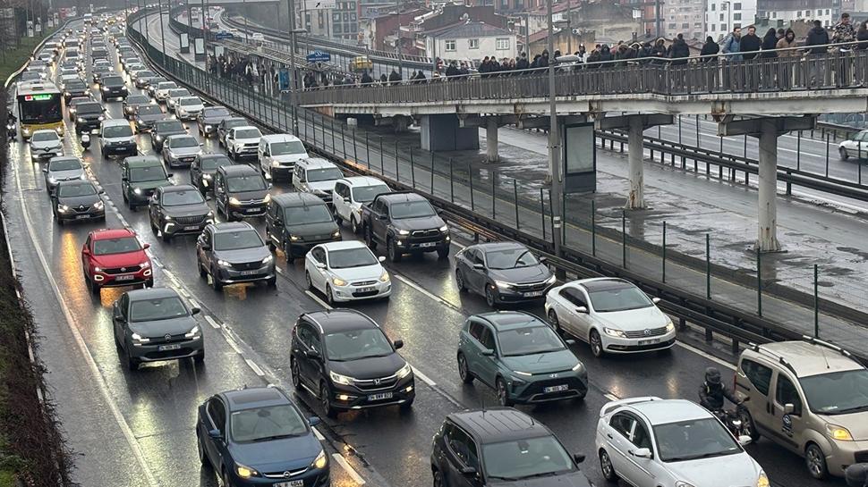 Trafik felç... İstanbul'u sağanak vurdu