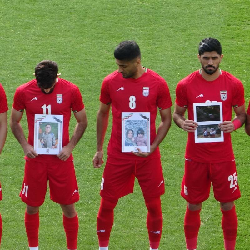 �ran Milli Tak�m�'ndan anlaml� hareket! Sava�ta hayat�n�n kaybeden �ocuklar unutulmad�