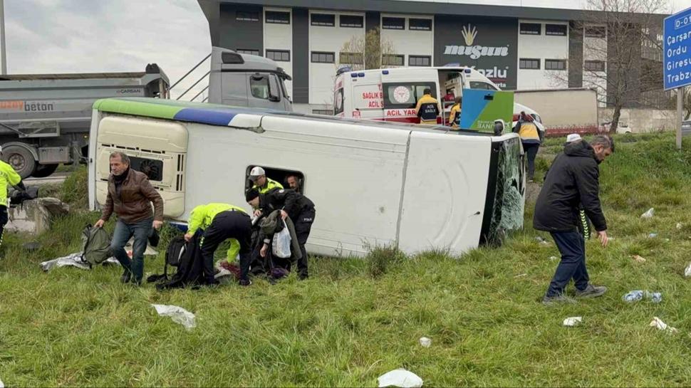 ��rencileri ta��yan midib�s �arampole devrildi: 15 yaral�